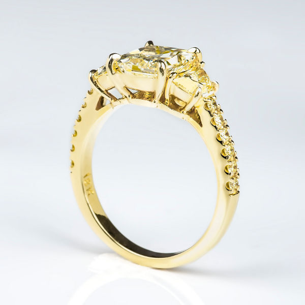 Fancy Light Yellow Diamond Ring, Radiant, 2.03 carat, VS2 - B