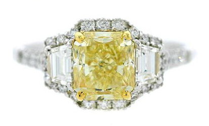 1.30ct Fancy Light Yellow diamond flanked by trapezoid diamonds