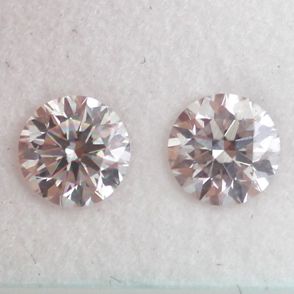 Pair of Faint Pink Diamond, Round, 0.64 carat, SI1