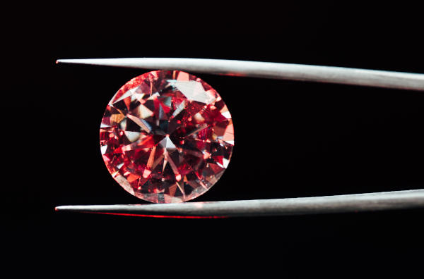 Round Red Diamond in Tweezer