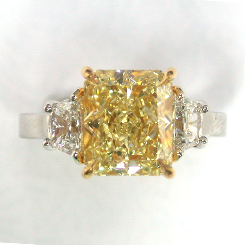 Fancy Light Yellow Diamond Ring, Radiant, 4.10 carat, VVS2